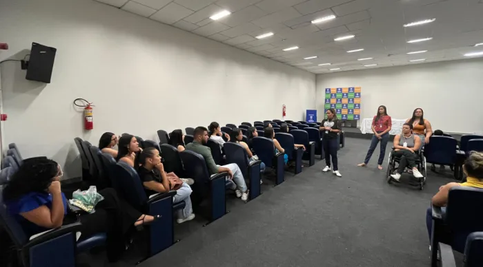 Secretaria da Assistência Social realiza capacitação com servidores para acolhimento de crianças e PcDs na Vila do Natal