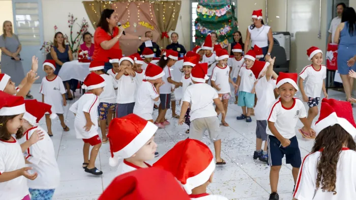 Campanha passa por duas escolas e conclui entrega de kits natalinos