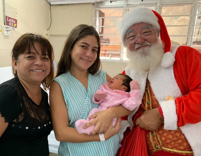 Maternidade Frei Damião recebe visita do Papai Noel e alegra rotina dos pacientes e servidores