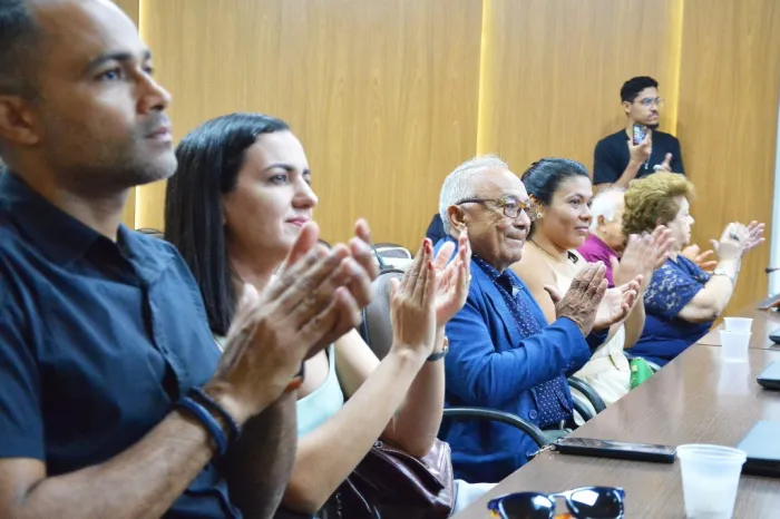 Professor Elson Gomes é condecorado com Medalha do Mérito Legislativo Paulo Freire