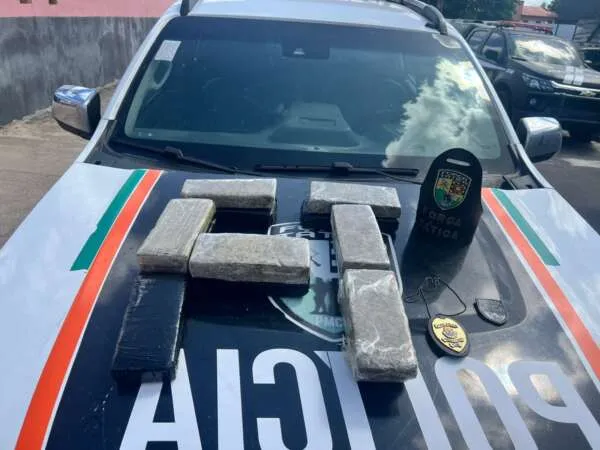 PMCE apreende 13 tabletes de maconha, pesando mais de 8 kg de drogas, em Caucaia