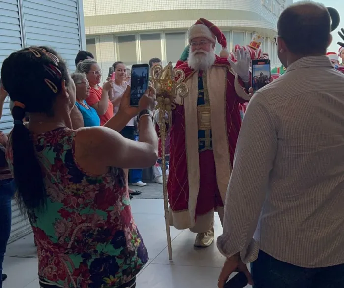 Chegada do Papai Noel abre programação especial de Natal no Hospital de Trauma de Campina Grande