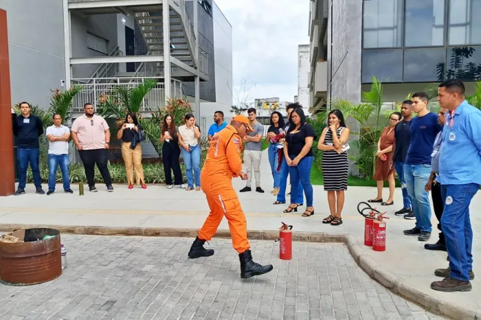 Funcionários da SEDUC participam de formação em uso correto de extintores e brigadistas