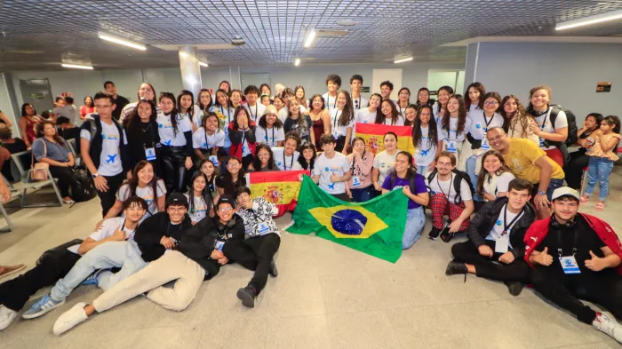 Estudantes do programa Conexão Mundo retornam da Espanha após intercâmbio de três meses