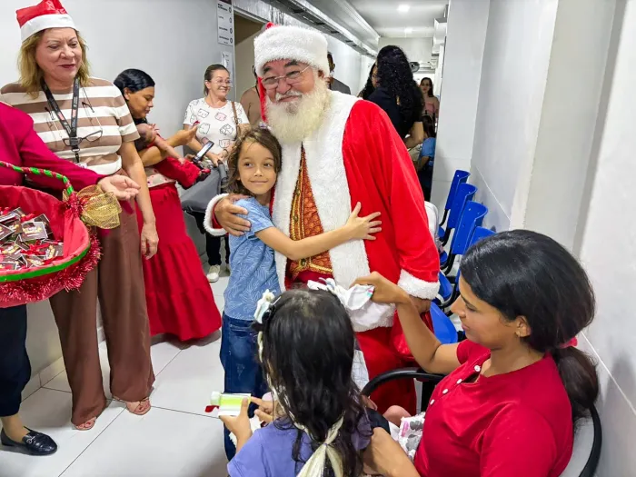 Papai Noel visita Hospital Edson Ramalho e distribui lembranças para pacientes e acompanhantes