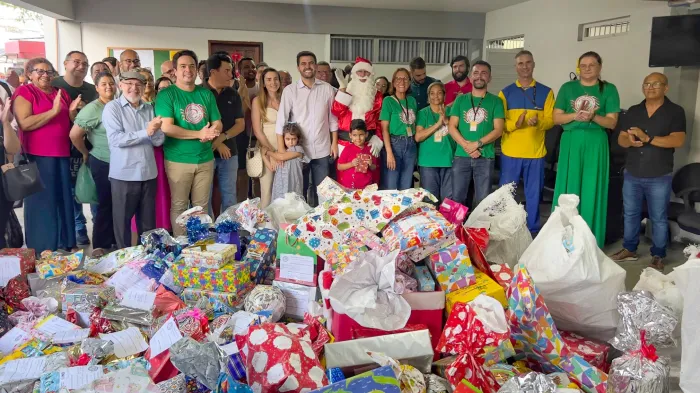 Servidores da Educação realizam entrega de mais de 600 presentes para a campanha 