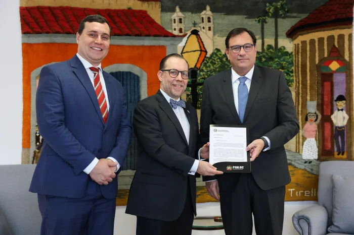 PGE entrega ofício para criação do Centro Judiciário de Solução de Conflitos da Fazenda Pública Estadual