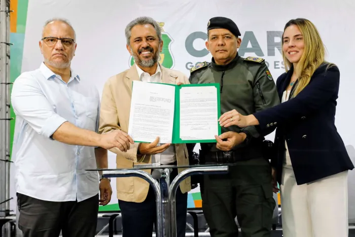 Governador Elmano de Freitas assina projeto de reestruturação das forças de segurança do Estado