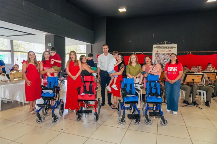 Primeira-dama da Paraíba e vice-governador entregam cadeiras de roda e órteses a crianças do Ipesq, em Campina Grande