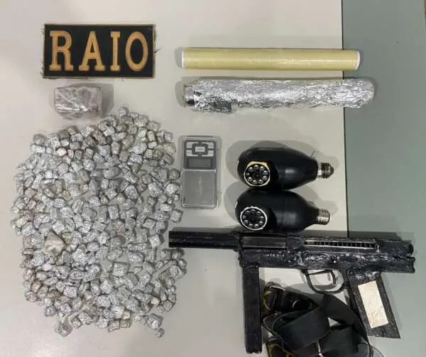 PMCE apreende maconha, crack e câmeras de vigilância durante ação da Capital