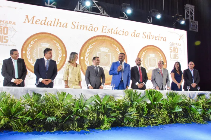 Reconhecimento que transforma: Câmara homenageia personalidades na entrega da Medalha Simão Estácio da Silveira