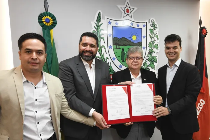 João Azevêdo firma contrato com os Correios para distribuição de medicamentos e insumos nas unidades de Saúde
