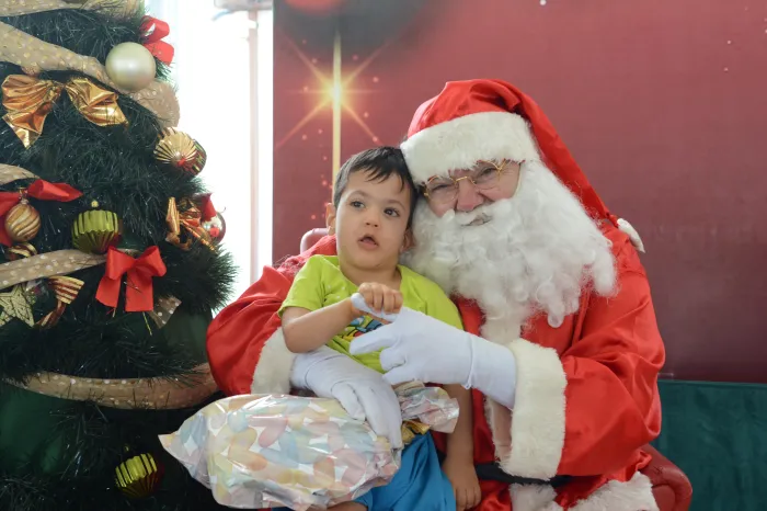 Papai Noel visita crianças da Casa de Apoio Ninar e Cozinha Amiga realiza oficina de biscoitos