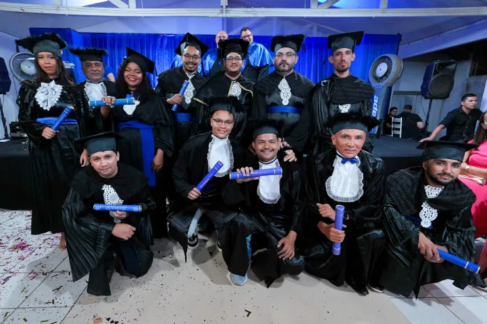 - 12 formandos da turma de Redes de Computadores celebraram a conquista do diploma universitário (Foto: Luis Paulo Sousa)