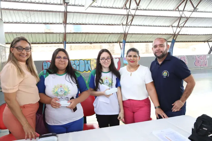 Programa Olhar Digital entrega óculos para estudantes em Rio Branco