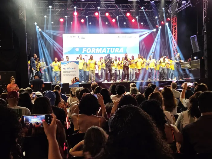 Programa QualificarES realiza formatura de 1.881 alunos na Região Metropolitana