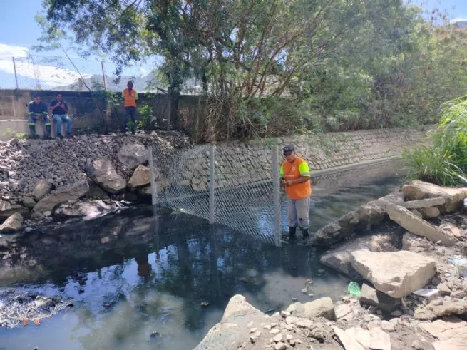 Prefeitura de São Sebastião implanta ecobarreira fixa no córrego Mãe Isabel