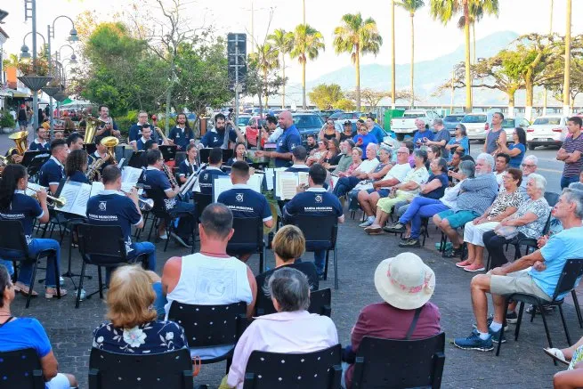 Banda Municipal de São Sebastião apresenta retreta especial de Natal na Rua da Praia