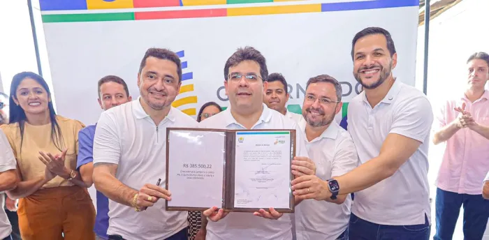 Em Bertolínia, governador inaugura reforma de escola e autoriza cobertura da quadra poliesportiva