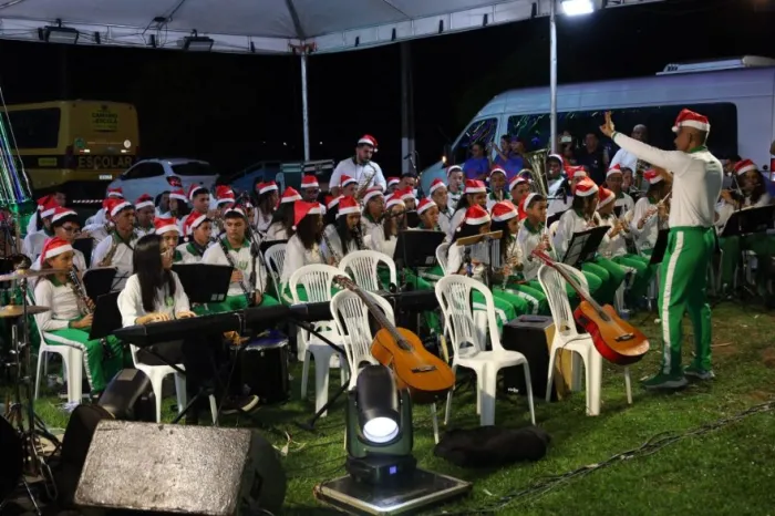 Casa da Cultura: Cantata na Árvore de Natal gigante encanta populares na entrada da Marabá Pioneira