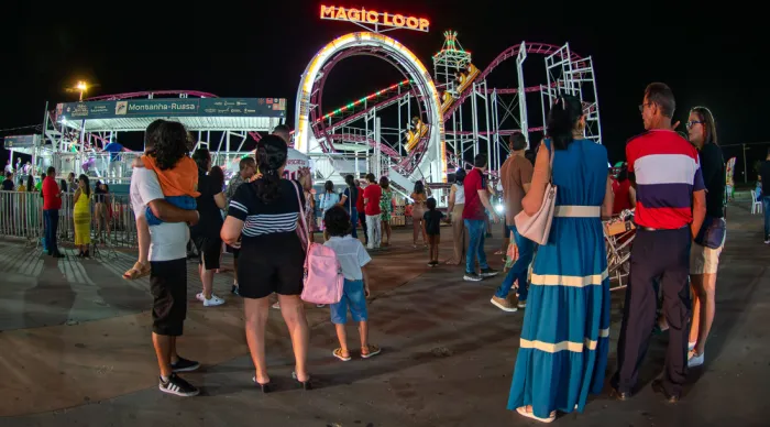 Famílias celebram véspera do nascimento de Jesus na Vila do Natal Iluminado