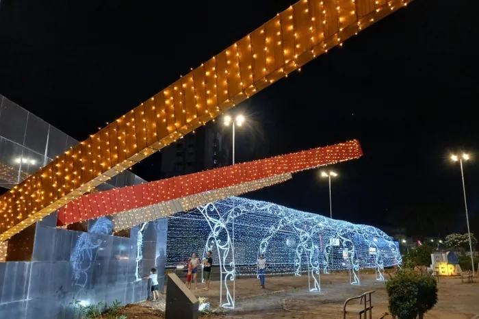 Iluminação e decoração natalina atraem muitas pessoas à avenida Getúlio Vargas