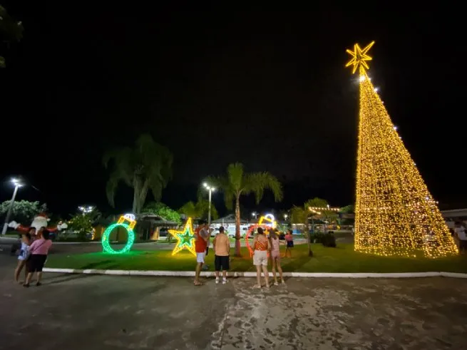 Complexo Turístico da Rua da Praia e Praça Pôr do Sol recebem decorações de Natal
