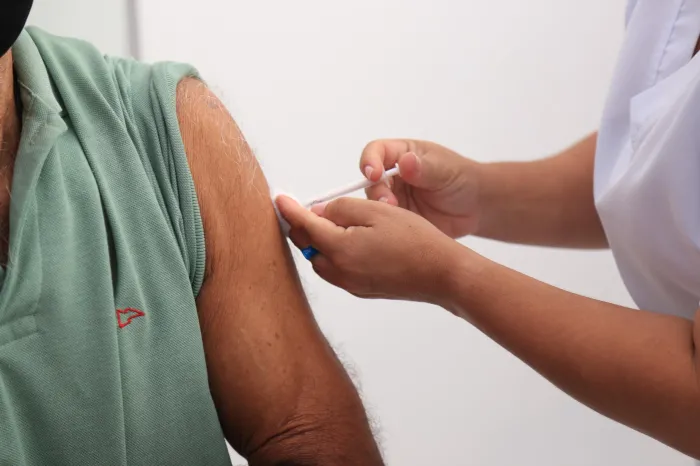 - Idosos receberão uma dose a cada seis meses (Foto: Israel Pontes)