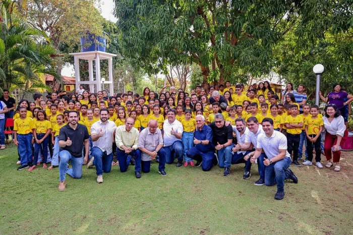 Governador inaugura reforma de ginásio e visita instituição que atende mais de 400 crianças em Esperantina