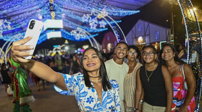 Cenários para fotografia na Vila do Natal Iluminado encantam público e geram boas memórias