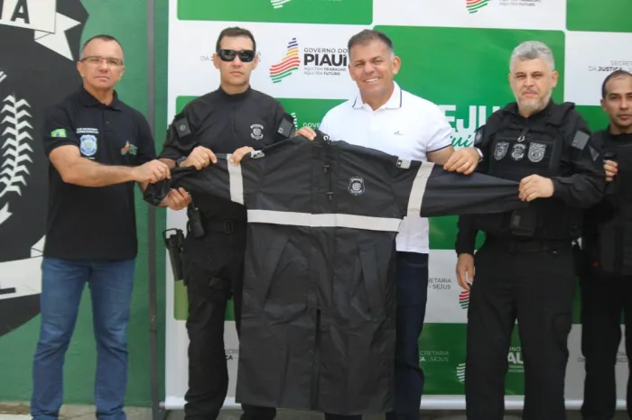 Sejus-PI realiza entrega de capas de chuva para Polícia Penal