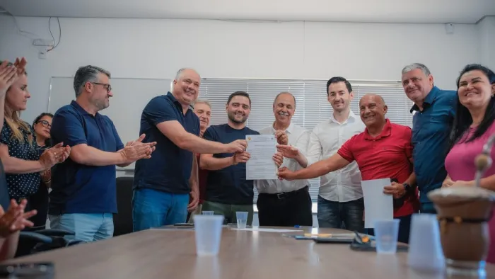 Gabriel Souza afirmou que, após superar as etapas administrativas, a assinatura é um passo essencial para a realização da obra -Foto: Joel Vargas / Ascom GVG