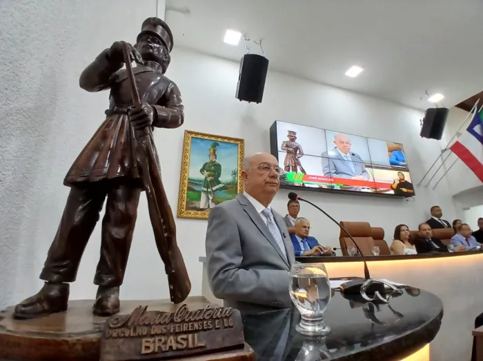 José Ronaldo toma posse e pede união com a Câmara em defesa dos interesses da cidade