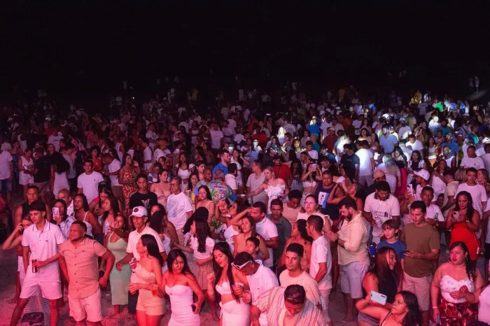 - Em Guimarães, a chegada do novo ano foi celebrada na Praia da Araoca com a programação do Réveillon do Maranhão (Foto: Divulgação)