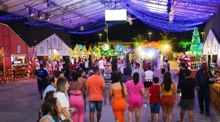 Famílias curtem noite de Réveillon na Vila do Natal Iluminado