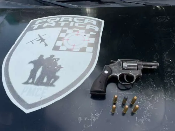 PMCE prende homem com arma de fogo durante ação em Quixeramobim