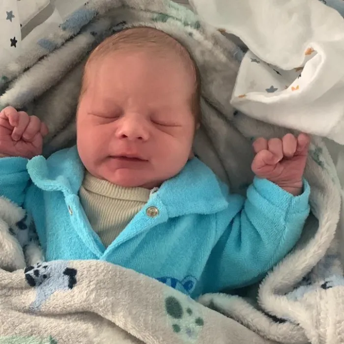 Primeiro bebê de 2025 nascido no Hospital Regional do Oeste é recebido com alegria