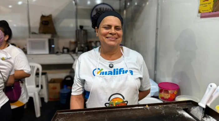 Andréia Dias trabalha com doces e salgados, e garantiu um lucro adicional na Vila / Foto: Richard Mayer