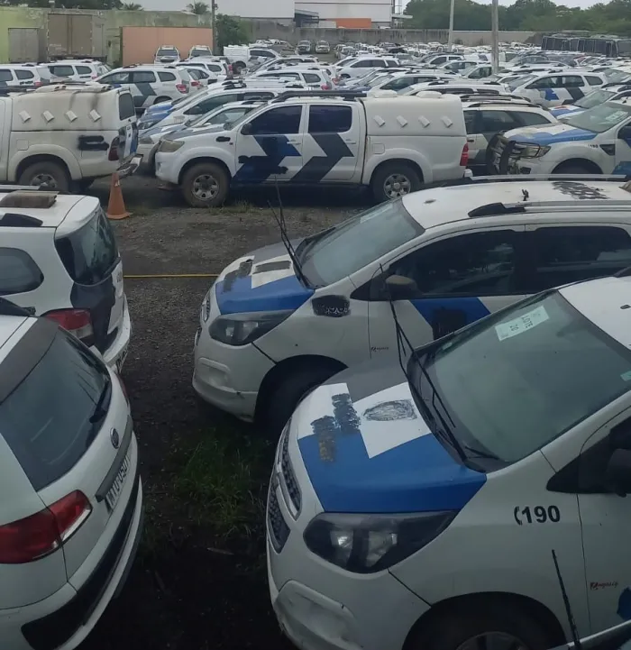 Polícia Militar faz leilão de 130 veículos