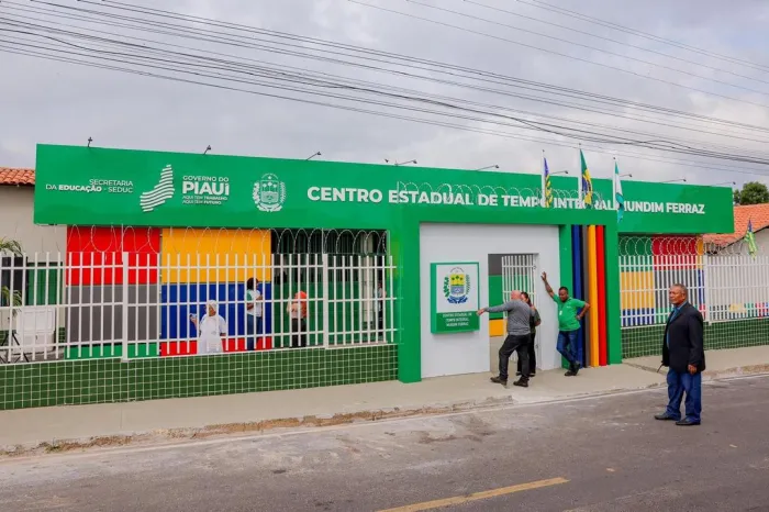 Rafael Fonteles entrega reforma e novos equipamentos para escola no Parque Wall Ferraz em Teresina