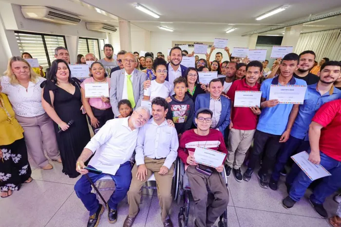 Inclusão Digital: estudantes com deficiência concluem curso de Informática Básica 