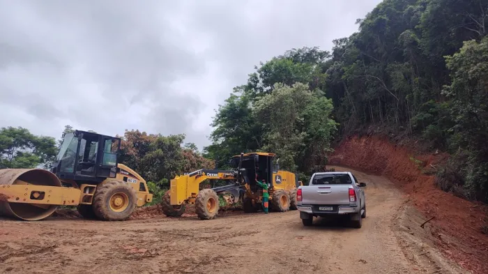 Asfalto do ‘Caminhos do Campo’ chega a comunidade do interior de Guarapari