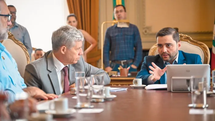 Gabriel entregou um ofício propondo a realocação das famílias para uma área pertencente à UFRGS -Foto: Foto: Rodrigo Ziebell/GVG