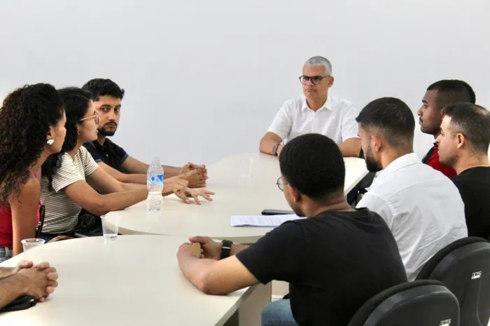 Secretário de Educação recebe candidatos do concurso e encaminha questionamentos à banca organizadora