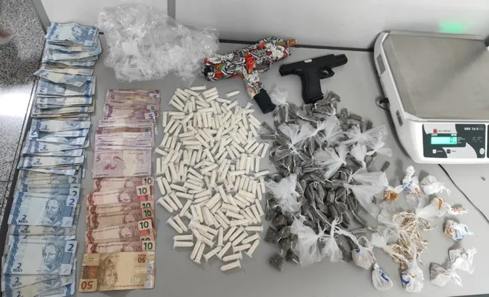 6º BPM apreende entorpecentes e simulacros de armas de fogo