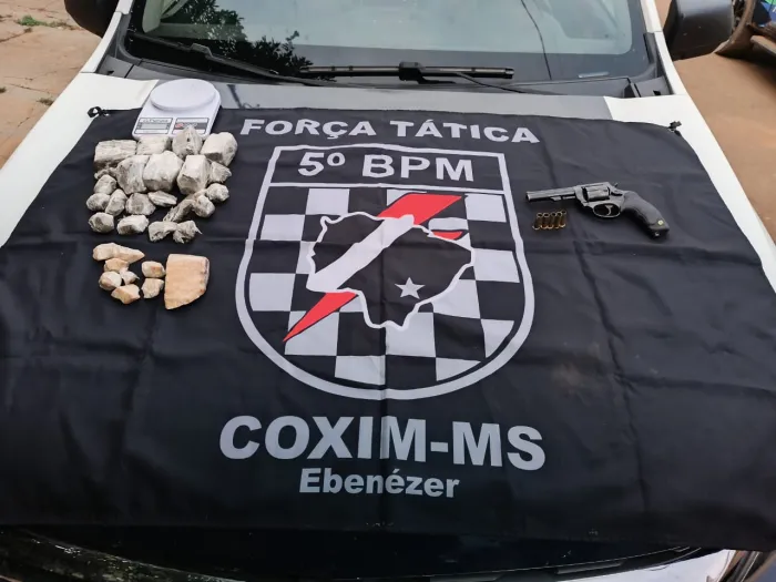 Polícia Militar apreende arma e drogas durante ação em Pedro Gomes