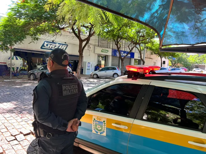 Polícia Militar protege vítima de violência doméstica e contém agressor armado em Corumbá
