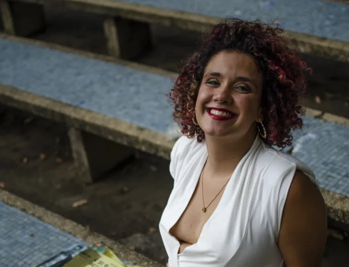 Autora capixaba incentiva leitura com distribuição de livros para professores de escolas públicas