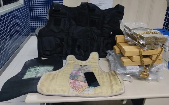 Polícia Militar apreende drogas e colete em Vila Velha