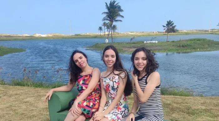 Sarah, Sendy e a mãe delas, Sirlane / Fotos: Arquivo pessoal